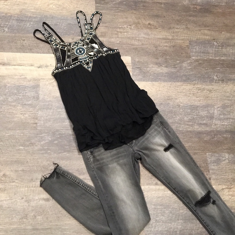 🌻NWT- Embroidered Tank🌻